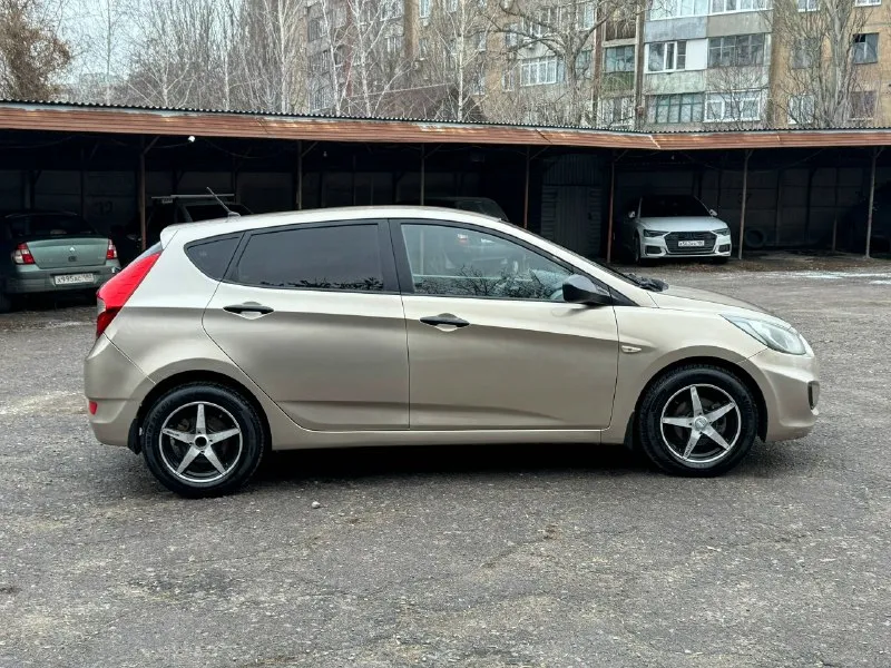 Hyundai solaris 2011 1.4 мкпп цена: 650.000 рублей + разумный торг реальному покупателю hyundai солярис - пробег 185.000 км - автотека зеленая - мотор и коробка на отлично нареканий нет, не дымит не троит - делать ничего не нужно сел и поехал - 2 комплекта колес зима (на дисках) лето (штампы) - комплектация 4 стеклоподъемника, подогрев сидений, подогрев заднего стекла, стоит хороший свет, мульти руль, электро-регулировка зеркал - печка, кондиционер все работает документы кристально чистые без штрафов, запретов и т. д переоформление без проблем, могу присутствовать в мрэо осмотр макеевка тел: +7 (949) 097-61-76 📞 звоните: +7(949)0976176 - фотография - 4