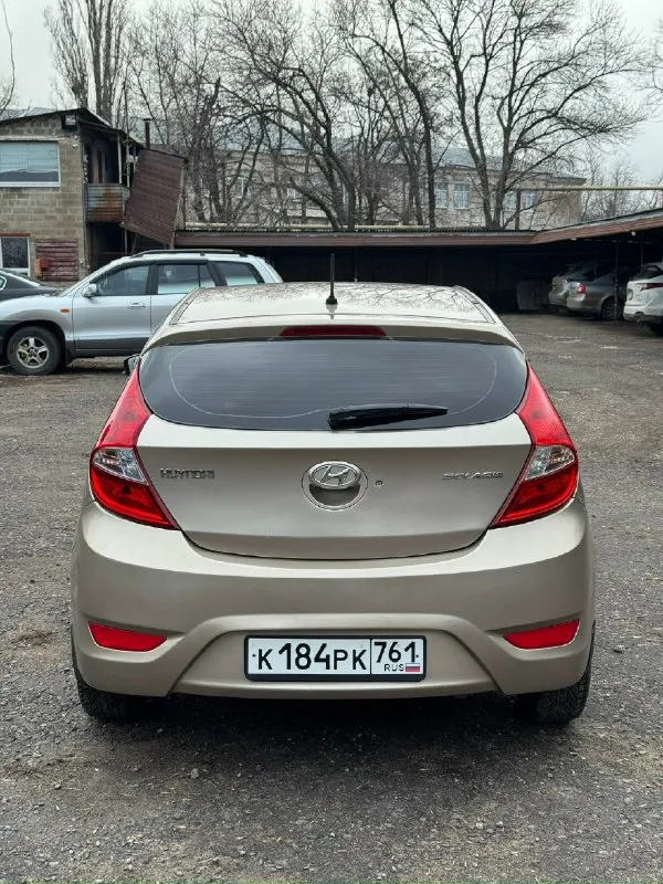 Hyundai solaris 2011 1.4 мкпп цена: 650.000 рублей + разумный торг реальному покупателю hyundai солярис - пробег 185.000 км - автотека зеленая - мотор и коробка на отлично нареканий нет, не дымит не троит - делать ничего не нужно сел и поехал - 2 комплекта колес зима (на дисках) лето (штампы) - комплектация 4 стеклоподъемника, подогрев сидений, подогрев заднего стекла, стоит хороший свет, мульти руль, электро-регулировка зеркал - печка, кондиционер все работает документы кристально чистые без штрафов, запретов и т. д переоформление без проблем, могу присутствовать в мрэо осмотр макеевка тел: +7 (949) 097-61-76 📞 звоните: +7(949)0976176 - фотография - 5