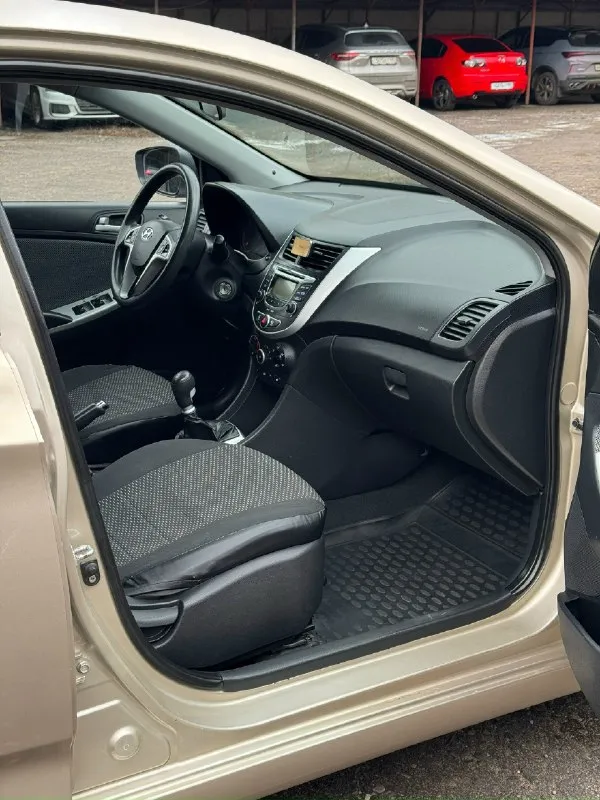 Hyundai solaris 2011 1.4 мкпп цена: 650.000 рублей + разумный торг реальному покупателю hyundai солярис - пробег 185.000 км - автотека зеленая - мотор и коробка на отлично нареканий нет, не дымит не троит - делать ничего не нужно сел и поехал - 2 комплекта колес зима (на дисках) лето (штампы) - комплектация 4 стеклоподъемника, подогрев сидений, подогрев заднего стекла, стоит хороший свет, мульти руль, электро-регулировка зеркал - печка, кондиционер все работает документы кристально чистые без штрафов, запретов и т. д переоформление без проблем, могу присутствовать в мрэо осмотр макеевка тел: +7 (949) 097-61-76 📞 звоните: +7(949)0976176 - фотография - 6