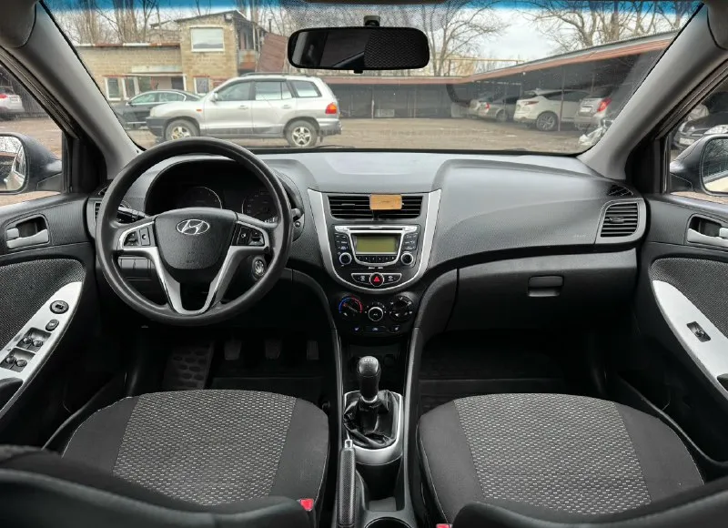 Hyundai solaris 2011 1.4 мкпп цена: 650.000 рублей + разумный торг реальному покупателю hyundai солярис - пробег 185.000 км - автотека зеленая - мотор и коробка на отлично нареканий нет, не дымит не троит - делать ничего не нужно сел и поехал - 2 комплекта колес зима (на дисках) лето (штампы) - комплектация 4 стеклоподъемника, подогрев сидений, подогрев заднего стекла, стоит хороший свет, мульти руль, электро-регулировка зеркал - печка, кондиционер все работает документы кристально чистые без штрафов, запретов и т. д переоформление без проблем, могу присутствовать в мрэо осмотр макеевка тел: +7 (949) 097-61-76 📞 звоните: +7(949)0976176 - фотография - 7