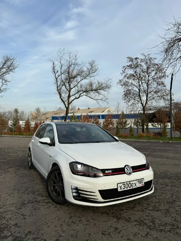 Пригнан в 2019 году из сша (калифорния). там же выполнен apr stage 2 337л. с. 500нм. авто для тех кто ищет живой и очень ухоженный гти! полностью обслужен и правильно эксплуатировали. 2015 г. в.132т. км. родной пробег. 6мкпп(mq350). автомобиль в родном окрасе, без дтп. двигатель 2.0 gen 3 ea888 в превосходном состоянии, масло motul specific замена каждые 5 тыс. км. также заменены жидкости: антифриз, тормозная жидкость, масло в кпп. из приятного: комплект холодных крышек из алюминия включая поддон двигателя. все подушки двигателя включая гидравлическую. по ходовой части: усиленные сайлентблоки от audi rs, стойки и втулки стабилизатора. вентилируемые тормозные диски с ними же колодки brembo. тормозит отлично. кузов после полировки, нанесена керамика кeramos+. оптика перед и зад в броне пленке. использование по настроению, в основном стоит. есть 2 автомобиль. учет постоянный 180 регион. первая цена в рф за авто в таком состоянии и с таким пробегом. смотрите авито! цена 2.🍋1 📞 звоните: +7(949)3059945 - фотография - 3