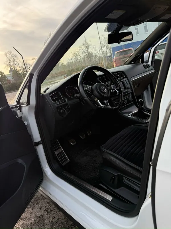 Пригнан в 2019 году из сша (калифорния). там же выполнен apr stage 2 337л. с. 500нм. авто для тех кто ищет живой и очень ухоженный гти! полностью обслужен и правильно эксплуатировали. 2015 г. в.132т. км. родной пробег. 6мкпп(mq350). автомобиль в родном окрасе, без дтп. двигатель 2.0 gen 3 ea888 в превосходном состоянии, масло motul specific замена каждые 5 тыс. км. также заменены жидкости: антифриз, тормозная жидкость, масло в кпп. из приятного: комплект холодных крышек из алюминия включая поддон двигателя. все подушки двигателя включая гидравлическую. по ходовой части: усиленные сайлентблоки от audi rs, стойки и втулки стабилизатора. вентилируемые тормозные диски с ними же колодки brembo. тормозит отлично. кузов после полировки, нанесена керамика кeramos+. оптика перед и зад в броне пленке. использование по настроению, в основном стоит. есть 2 автомобиль. учет постоянный 180 регион. первая цена в рф за авто в таком состоянии и с таким пробегом. смотрите авито! цена 2.🍋1 📞 звоните: +7(949)3059945 - фотография - 4