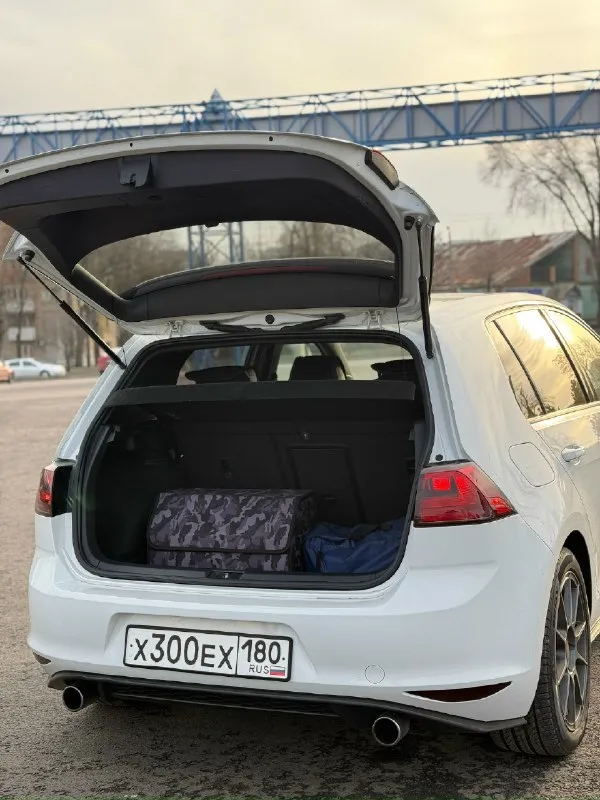 Пригнан в 2019 году из сша (калифорния). там же выполнен apr stage 2 337л. с. 500нм. авто для тех кто ищет живой и очень ухоженный гти! полностью обслужен и правильно эксплуатировали. 2015 г. в.132т. км. родной пробег. 6мкпп(mq350). автомобиль в родном окрасе, без дтп. двигатель 2.0 gen 3 ea888 в превосходном состоянии, масло motul specific замена каждые 5 тыс. км. также заменены жидкости: антифриз, тормозная жидкость, масло в кпп. из приятного: комплект холодных крышек из алюминия включая поддон двигателя. все подушки двигателя включая гидравлическую. по ходовой части: усиленные сайлентблоки от audi rs, стойки и втулки стабилизатора. вентилируемые тормозные диски с ними же колодки brembo. тормозит отлично. кузов после полировки, нанесена керамика кeramos+. оптика перед и зад в броне пленке. использование по настроению, в основном стоит. есть 2 автомобиль. учет постоянный 180 регион. первая цена в рф за авто в таком состоянии и с таким пробегом. смотрите авито! цена 2.🍋1 📞 звоните: +7(949)3059945 - фотография - 7