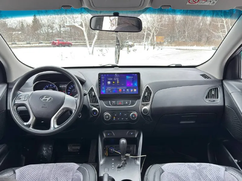 К вашему вниманию hyundai ix35 2014 года мотор 2.0 бензин пробег 185 тыс родного 2 владельца в идеальном состоянии как по кузову так и технически мотор работает отлично тихо без посторонних шумов коробка работает как нужно переключает плавно не пинает не задерживает все в идеале автомобиль в родном окрасе 1-косметический окрас дверь косметика!!! без дтп! все стекла родные !!! кроме лобового в этом автомобиле есть все для комфортной езды. юридически чистый автомобиль!!! продажа по договору купли-продажи или через мрэо!!!! комплектация -датчик света: -датчик дождя: -круиз контроль: -доводчики стёкол: -подогревы всех сидений: -помощь при спуске: -адаптивные фары: -парктроники: -4 стекло подъёмника: -электро зеркала: -подогрев зеркал заднего вида: -бортовой компьютер: -регистрация р. ф 🇷🇺🇷🇺🇷🇺 цена 1 340 000 тел +79495095858 тел +79895435743 телега ватсап - фотография - 10