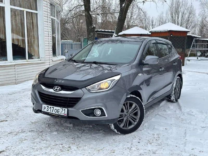 К вашему вниманию hyundai ix35 2014 года мотор 2.0 бензин пробег 185 тыс родного 2 владельца в идеальном состоянии как по кузову так и технически мотор работает отлично тихо без посторонних шумов коробка работает как нужно переключает плавно не пинает не задерживает все в идеале автомобиль в родном окрасе 1-косметический окрас дверь косметика!!! без дтп! все стекла родные !!! кроме лобового в этом автомобиле есть все для комфортной езды. юридически чистый автомобиль!!! продажа по договору купли-продажи или через мрэо!!!! комплектация -датчик света: -датчик дождя: -круиз контроль: -доводчики стёкол: -подогревы всех сидений: -помощь при спуске: -адаптивные фары: -парктроники: -4 стекло подъёмника: -электро зеркала: -подогрев зеркал заднего вида: -бортовой компьютер: -регистрация р. ф 🇷🇺🇷🇺🇷🇺 цена 1 340 000 тел +79495095858 тел +79895435743 телега ватсап - фотография - 2