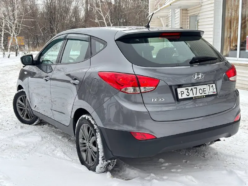 К вашему вниманию hyundai ix35 2014 года мотор 2.0 бензин пробег 185 тыс родного 2 владельца в идеальном состоянии как по кузову так и технически мотор работает отлично тихо без посторонних шумов коробка работает как нужно переключает плавно не пинает не задерживает все в идеале автомобиль в родном окрасе 1-косметический окрас дверь косметика!!! без дтп! все стекла родные !!! кроме лобового в этом автомобиле есть все для комфортной езды. юридически чистый автомобиль!!! продажа по договору купли-продажи или через мрэо!!!! комплектация -датчик света: -датчик дождя: -круиз контроль: -доводчики стёкол: -подогревы всех сидений: -помощь при спуске: -адаптивные фары: -парктроники: -4 стекло подъёмника: -электро зеркала: -подогрев зеркал заднего вида: -бортовой компьютер: -регистрация р. ф 🇷🇺🇷🇺🇷🇺 цена 1 340 000 тел +79495095858 тел +79895435743 телега ватсап - фотография - 5