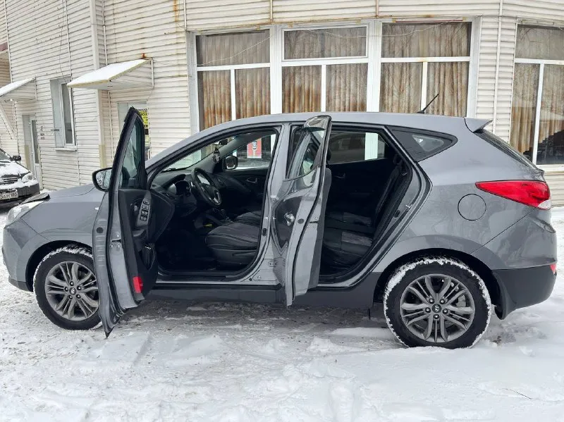 К вашему вниманию hyundai ix35 2014 года мотор 2.0 бензин пробег 185 тыс родного 2 владельца в идеальном состоянии как по кузову так и технически мотор работает отлично тихо без посторонних шумов коробка работает как нужно переключает плавно не пинает не задерживает все в идеале автомобиль в родном окрасе 1-косметический окрас дверь косметика!!! без дтп! все стекла родные !!! кроме лобового в этом автомобиле есть все для комфортной езды. юридически чистый автомобиль!!! продажа по договору купли-продажи или через мрэо!!!! комплектация -датчик света: -датчик дождя: -круиз контроль: -доводчики стёкол: -подогревы всех сидений: -помощь при спуске: -адаптивные фары: -парктроники: -4 стекло подъёмника: -электро зеркала: -подогрев зеркал заднего вида: -бортовой компьютер: -регистрация р. ф 🇷🇺🇷🇺🇷🇺 цена 1 340 000 тел +79495095858 тел +79895435743 телега ватсап - фотография - 7