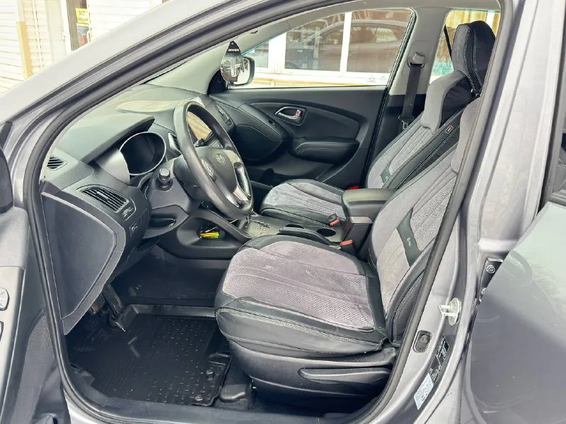 К вашему вниманию hyundai ix35 2014 года мотор 2.0 бензин пробег 185 тыс родного 2 владельца в идеальном состоянии как по кузову так и технически мотор работает отлично тихо без посторонних шумов коробка работает как нужно переключает плавно не пинает не задерживает все в идеале автомобиль в родном окрасе 1-косметический окрас дверь косметика!!! без дтп! все стекла родные !!! кроме лобового в этом автомобиле есть все для комфортной езды. юридически чистый автомобиль!!! продажа по договору купли-продажи или через мрэо!!!! комплектация -датчик света: -датчик дождя: -круиз контроль: -доводчики стёкол: -подогревы всех сидений: -помощь при спуске: -адаптивные фары: -парктроники: -4 стекло подъёмника: -электро зеркала: -подогрев зеркал заднего вида: -бортовой компьютер: -регистрация р. ф 🇷🇺🇷🇺🇷🇺 цена 1 340 000 тел +79495095858 тел +79895435743 телега ватсап - фотография - 9