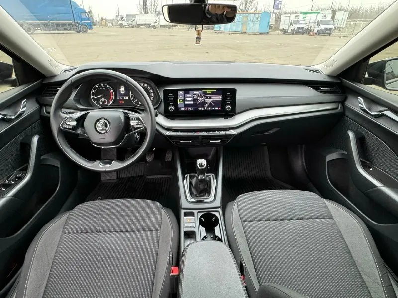 Продам skoda octavia a8 2021г. пробег 120т. км. двигатель 1.4 150л. с. (очень шустрая и экономичная, 5.5-6,5л/100км. машина в идеальном состоянии, ни одна деталь не красилась, не крутилась, все стекла оригинальные. хорошая комплектация, led оптика, start stop, новая зимняя резина, машина покрыта дорогой керамикой, писать можно много, нужно смотреть в живую( состояние новой машины) находится в старобешево цена 2190000 +7 949 397 84 06 📞 звоните: +7(949)3978406 - фотография - 3