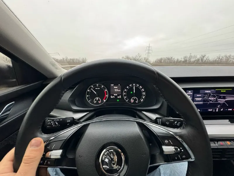 Продам skoda octavia a8 2021г. пробег 120т. км. двигатель 1.4 150л. с. (очень шустрая и экономичная, 5.5-6,5л/100км. машина в идеальном состоянии, ни одна деталь не красилась, не крутилась, все стекла оригинальные. хорошая комплектация, led оптика, start stop, новая зимняя резина, машина покрыта дорогой керамикой, писать можно много, нужно смотреть в живую( состояние новой машины) находится в старобешево цена 2190000 +7 949 397 84 06 📞 звоните: +7(949)3978406 - фотография - 4