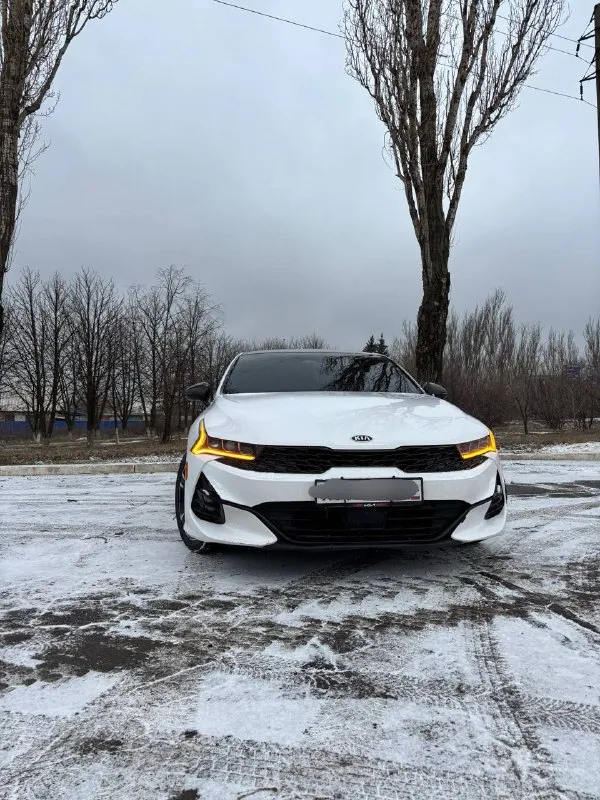 Продам kia k5 – состояние 🔥! (енакиево)
Год выпуска: 2020
Пробег: 140 000 км (подтвержден)
Двигатель: 1.6 л (187 л. С. ) – 🐎динамичный и экономичный!
Коробка передач: автоматическая – переключения плавные, без рывков.
📞 Телефон: +7 (949) 083-63-93
Описание:
Продаю свой ухоженный kia k5 в отличном состоянии. Автомобиль полностью обслужен и не требует никаких вложений. Готов к любым проверкам!
Кузов: в отличном состоянии.
Техническая часть: без нареканий.
Салон: комбинированная обивка в идеальном состоянии. Чистый и ухоженный.
Панорамная крыша
Преимущества:
Родной пробег, подтвержден документально.
Автомобиль полностью в стоке, без тюнинга.
Автотека: зеленая – никаких проблем и ограничений!
Юридически чист, готов к переоформлению.
Комплектация🔝: все для комфорта!
Антипробуксовочная система
Кожаный мультируль
Премиальная акустика – отличный звук!
Двухзонный климат-контроль
Датчики света и дождя
Круиз-контроль
Парктроники
Электроскладываемые зеркала с подогревом
4 Электростеклоподъемника с доводчиками
Полный бортовой компьютер
Осмотр: г. Енакиево
💰 Цена: 2 700 000 рублей. Разумный торг у капота! - фотография - 1