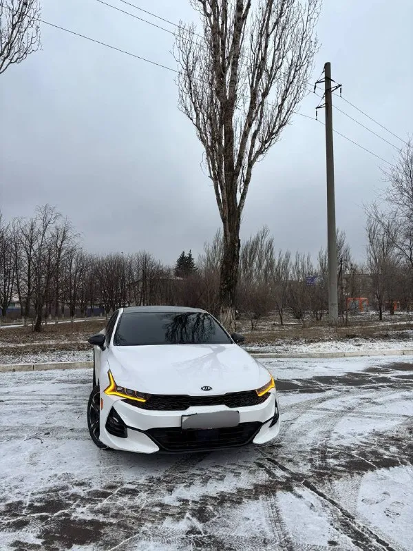 Продам kia k5 – состояние 🔥! (енакиево)
Год выпуска: 2020
Пробег: 140 000 км (подтвержден)
Двигатель: 1.6 л (187 л. С. ) – 🐎динамичный и экономичный!
Коробка передач: автоматическая – переключения плавные, без рывков.
📞 Телефон: +7 (949) 083-63-93
Описание:
Продаю свой ухоженный kia k5 в отличном состоянии. Автомобиль полностью обслужен и не требует никаких вложений. Готов к любым проверкам!
Кузов: в отличном состоянии.
Техническая часть: без нареканий.
Салон: комбинированная обивка в идеальном состоянии. Чистый и ухоженный.
Панорамная крыша
Преимущества:
Родной пробег, подтвержден документально.
Автомобиль полностью в стоке, без тюнинга.
Автотека: зеленая – никаких проблем и ограничений!
Юридически чист, готов к переоформлению.
Комплектация🔝: все для комфорта!
Антипробуксовочная система
Кожаный мультируль
Премиальная акустика – отличный звук!
Двухзонный климат-контроль
Датчики света и дождя
Круиз-контроль
Парктроники
Электроскладываемые зеркала с подогревом
4 Электростеклоподъемника с доводчиками
Полный бортовой компьютер
Осмотр: г. Енакиево
💰 Цена: 2 700 000 рублей. Разумный торг у капота! - фотография - 3