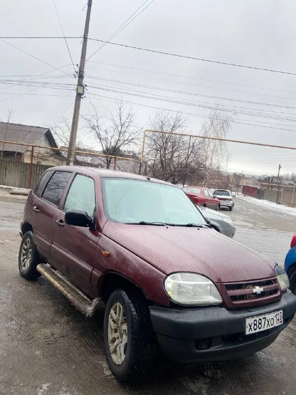 Продам chevrolet ниву 2004 года на полном боевом ходу! двигатель едет бодра, без масложора! по технике отлично раздатка и блокировка 4x4 работает гребет как танк ! дно целое, пороги чуть уставшие салон живой чистый 2 эсп гур работает печка жарит 🔥 косячки по кузову есть на фото видно. документы чистые, полное переоформление. цена 310 тыс торг нахожусь в енакиево +79490441619 📲 tg: а` 📞 звоните: +7(949)0441619 - фотография - 2