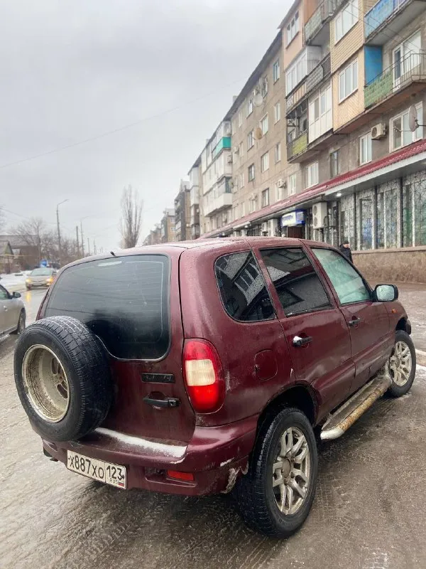 Продам chevrolet ниву 2004 года на полном боевом ходу! двигатель едет бодра, без масложора! по технике отлично раздатка и блокировка 4x4 работает гребет как танк ! дно целое, пороги чуть уставшие салон живой чистый 2 эсп гур работает печка жарит 🔥 косячки по кузову есть на фото видно. документы чистые, полное переоформление. цена 310 тыс торг нахожусь в енакиево +79490441619 📲 tg: а` 📞 звоните: +7(949)0441619 - фотография - 3