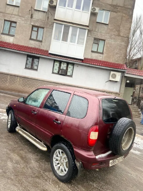 Продам chevrolet ниву 2004 года на полном боевом ходу! двигатель едет бодра, без масложора! по технике отлично раздатка и блокировка 4x4 работает гребет как танк ! дно целое, пороги чуть уставшие салон живой чистый 2 эсп гур работает печка жарит 🔥 косячки по кузову есть на фото видно. документы чистые, полное переоформление. цена 310 тыс торг нахожусь в енакиево +79490441619 📲 tg: а` 📞 звоните: +7(949)0441619 - фотография - 4