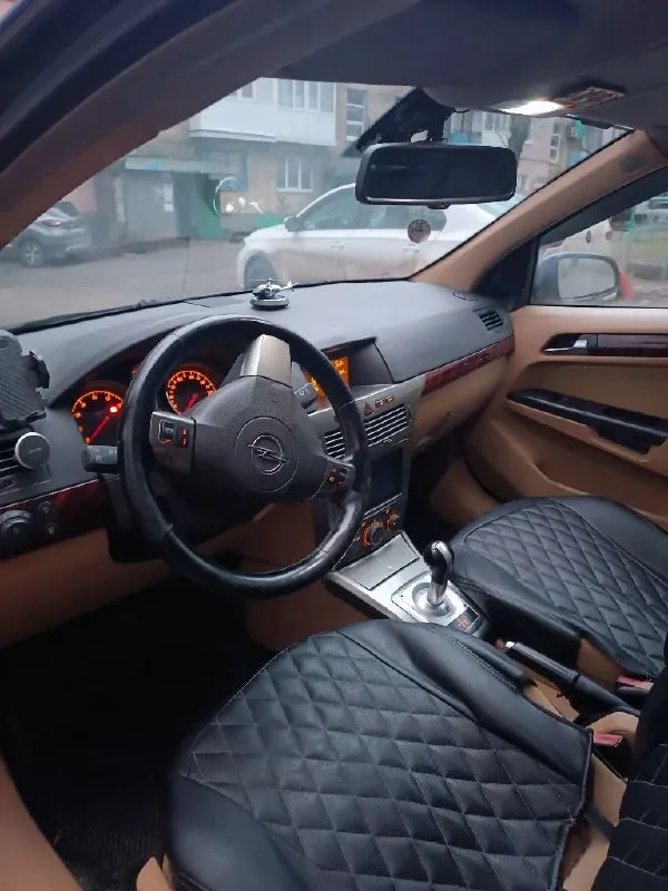Opel астра н 2004 год. в отличном состоянии не считая пару косяков, двигатель 1.6 работает отлично, ходовая отличная, новая резина, все обсолютнно работает, заводится с пол оборота, приятный салон(редкий), машина делалась для себя, приятный цвет машины, машину делал для себя вложено много, музыка обычная, я хозяин любое переоформление. цена 450т. +79495723787 📞 звоните: +7(949)5723787 - фотография - 3
