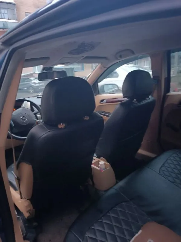 Opel астра н 2004 год. в отличном состоянии не считая пару косяков, двигатель 1.6 работает отлично, ходовая отличная, новая резина, все обсолютнно работает, заводится с пол оборота, приятный салон(редкий), машина делалась для себя, приятный цвет машины, машину делал для себя вложено много, музыка обычная, я хозяин любое переоформление. цена 450т. +79495723787 📞 звоните: +7(949)5723787 - фотография - 4