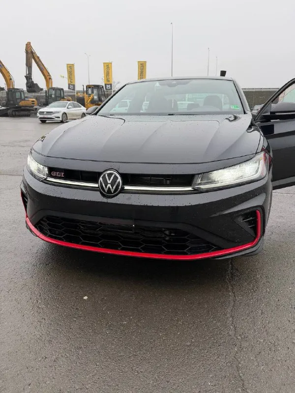 Продам хозяйский автомобиль volkswagen jetta 2025 года 2.0 в комплектации gli с родным пробегом 21 тыс. км. состояние идеальное, один собственник. автомобиль без вложений, подготовлен к зиме с заменой всех жидкостей на новой зимней резине. любые проверки на ваших сто, продажа от собственника. таких по рф нет. ‼️3.750.000 с адекватным торгом. г. донецк 89498431223 📞 звоните: +7(949)8431223 - фотография - 2