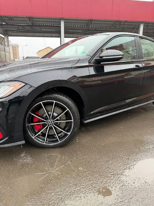 Продам хозяйский автомобиль volkswagen jetta 2025 года 2.0 в комплектации gli с родным пробегом 21 тыс. км. состояние идеальное, один собственник. автомобиль без вложений, подготовлен к зиме с заменой всех жидкостей на новой зимней резине. любые проверки на ваших сто, продажа от собственника. таких по рф нет. ‼️3.750.000 с адекватным торгом. г. донецк 89498431223 📞 звоните: +7(949)8431223 - фотография - 3