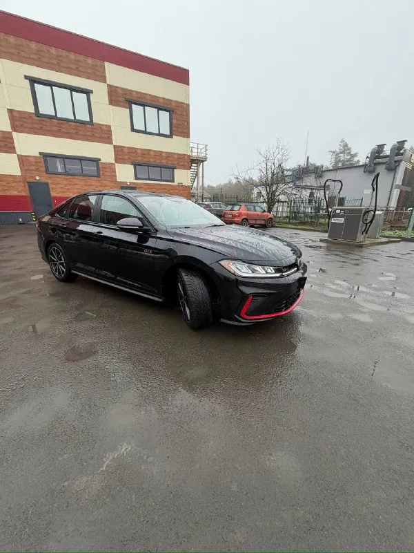 Продам хозяйский автомобиль volkswagen jetta 2025 года 2.0 в комплектации gli с родным пробегом 21 тыс. км. состояние идеальное, один собственник. автомобиль без вложений, подготовлен к зиме с заменой всех жидкостей на новой зимней резине. любые проверки на ваших сто, продажа от собственника. таких по рф нет. ‼️3.750.000 с адекватным торгом. г. донецк 89498431223 📞 звоните: +7(949)8431223 - фотография - 4