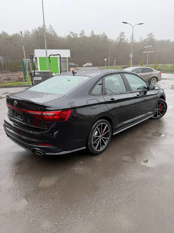 Продам хозяйский автомобиль volkswagen jetta 2025 года 2.0 в комплектации gli с родным пробегом 21 тыс. км. состояние идеальное, один собственник. автомобиль без вложений, подготовлен к зиме с заменой всех жидкостей на новой зимней резине. любые проверки на ваших сто, продажа от собственника. таких по рф нет. ‼️3.750.000 с адекватным торгом. г. донецк 89498431223 📞 звоните: +7(949)8431223 - фотография - 5