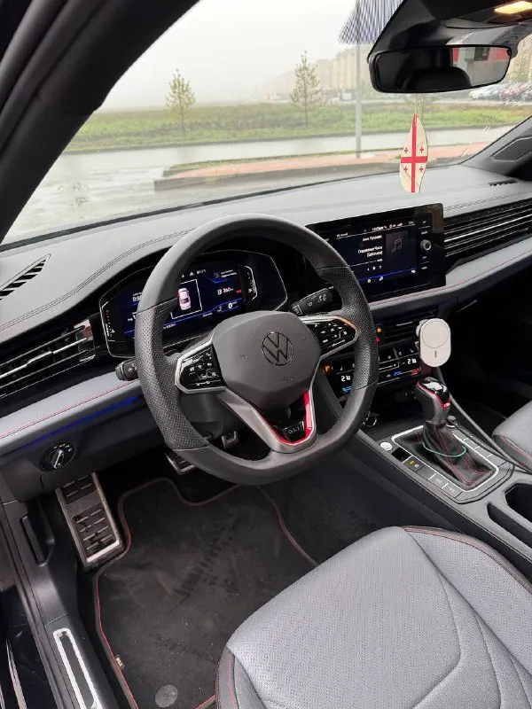 Продам хозяйский автомобиль volkswagen jetta 2025 года 2.0 в комплектации gli с родным пробегом 21 тыс. км. состояние идеальное, один собственник. автомобиль без вложений, подготовлен к зиме с заменой всех жидкостей на новой зимней резине. любые проверки на ваших сто, продажа от собственника. таких по рф нет. ‼️3.750.000 с адекватным торгом. г. донецк 89498431223 📞 звоните: +7(949)8431223 - фотография - 7