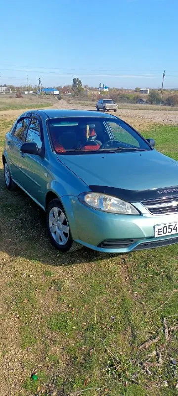 Продам семейный автомобиль chevrolet лачетти хетчбэк за 530т. р, 2006г. 1.4 на 95 л. с, мкпп, гур, абс, цз, кондиционер, задний парктроник все работает, чек не горит, пробег 205т. км, автомобиль вложений не требует, кузов без рыжиков как на фото, мотор сухой, масло не расходует не дымит катализатор на месте. все жидкости заменены ничего не вытекает. салон чистый ухоженный, работает каждая кнопка, новый компрессор кондиционера с трубками и радиаторами, новый радиатор печки, стекла родные, лобовое без сколов и трещин, дно без гнили и рыжиков, машина на зимней резине, лето тоже имеется. задатки, обмены, свои цены не предлагать!!! хотите посмотреть, заранее звоните +7949 9240292 цена 530т 📲 tg: олег олегович 📞 звоните: +7(949)9240292 - фотография - 10