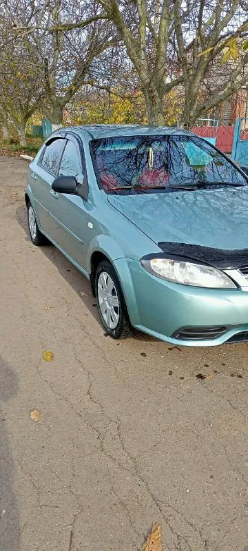 Продам семейный автомобиль chevrolet лачетти хетчбэк за 530т. р, 2006г. 1.4 на 95 л. с, мкпп, гур, абс, цз, кондиционер, задний парктроник все работает, чек не горит, пробег 205т. км, автомобиль вложений не требует, кузов без рыжиков как на фото, мотор сухой, масло не расходует не дымит катализатор на месте. все жидкости заменены ничего не вытекает. салон чистый ухоженный, работает каждая кнопка, новый компрессор кондиционера с трубками и радиаторами, новый радиатор печки, стекла родные, лобовое без сколов и трещин, дно без гнили и рыжиков, машина на зимней резине, лето тоже имеется. задатки, обмены, свои цены не предлагать!!! хотите посмотреть, заранее звоните +7949 9240292 цена 530т 📲 tg: олег олегович 📞 звоните: +7(949)9240292 - фотография - 2