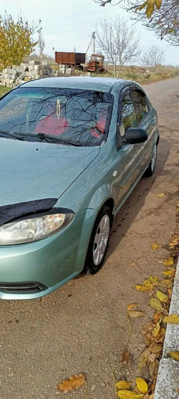 Продам семейный автомобиль chevrolet лачетти хетчбэк за 530т. р, 2006г. 1.4 на 95 л. с, мкпп, гур, абс, цз, кондиционер, задний парктроник все работает, чек не горит, пробег 205т. км, автомобиль вложений не требует, кузов без рыжиков как на фото, мотор сухой, масло не расходует не дымит катализатор на месте. все жидкости заменены ничего не вытекает. салон чистый ухоженный, работает каждая кнопка, новый компрессор кондиционера с трубками и радиаторами, новый радиатор печки, стекла родные, лобовое без сколов и трещин, дно без гнили и рыжиков, машина на зимней резине, лето тоже имеется. задатки, обмены, свои цены не предлагать!!! хотите посмотреть, заранее звоните +7949 9240292 цена 530т 📲 tg: олег олегович 📞 звоните: +7(949)9240292 - фотография - 3