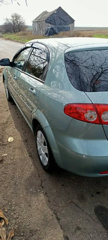 Продам семейный автомобиль chevrolet лачетти хетчбэк за 530т. р, 2006г. 1.4 на 95 л. с, мкпп, гур, абс, цз, кондиционер, задний парктроник все работает, чек не горит, пробег 205т. км, автомобиль вложений не требует, кузов без рыжиков как на фото, мотор сухой, масло не расходует не дымит катализатор на месте. все жидкости заменены ничего не вытекает. салон чистый ухоженный, работает каждая кнопка, новый компрессор кондиционера с трубками и радиаторами, новый радиатор печки, стекла родные, лобовое без сколов и трещин, дно без гнили и рыжиков, машина на зимней резине, лето тоже имеется. задатки, обмены, свои цены не предлагать!!! хотите посмотреть, заранее звоните +7949 9240292 цена 530т 📲 tg: олег олегович 📞 звоните: +7(949)9240292 - фотография - 4