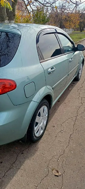 Продам семейный автомобиль chevrolet лачетти хетчбэк за 530т. р, 2006г. 1.4 на 95 л. с, мкпп, гур, абс, цз, кондиционер, задний парктроник все работает, чек не горит, пробег 205т. км, автомобиль вложений не требует, кузов без рыжиков как на фото, мотор сухой, масло не расходует не дымит катализатор на месте. все жидкости заменены ничего не вытекает. салон чистый ухоженный, работает каждая кнопка, новый компрессор кондиционера с трубками и радиаторами, новый радиатор печки, стекла родные, лобовое без сколов и трещин, дно без гнили и рыжиков, машина на зимней резине, лето тоже имеется. задатки, обмены, свои цены не предлагать!!! хотите посмотреть, заранее звоните +7949 9240292 цена 530т 📲 tg: олег олегович 📞 звоните: +7(949)9240292 - фотография - 5
