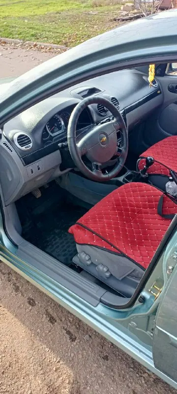 Продам семейный автомобиль chevrolet лачетти хетчбэк за 530т. р, 2006г. 1.4 на 95 л. с, мкпп, гур, абс, цз, кондиционер, задний парктроник все работает, чек не горит, пробег 205т. км, автомобиль вложений не требует, кузов без рыжиков как на фото, мотор сухой, масло не расходует не дымит катализатор на месте. все жидкости заменены ничего не вытекает. салон чистый ухоженный, работает каждая кнопка, новый компрессор кондиционера с трубками и радиаторами, новый радиатор печки, стекла родные, лобовое без сколов и трещин, дно без гнили и рыжиков, машина на зимней резине, лето тоже имеется. задатки, обмены, свои цены не предлагать!!! хотите посмотреть, заранее звоните +7949 9240292 цена 530т 📲 tg: олег олегович 📞 звоните: +7(949)9240292 - фотография - 6