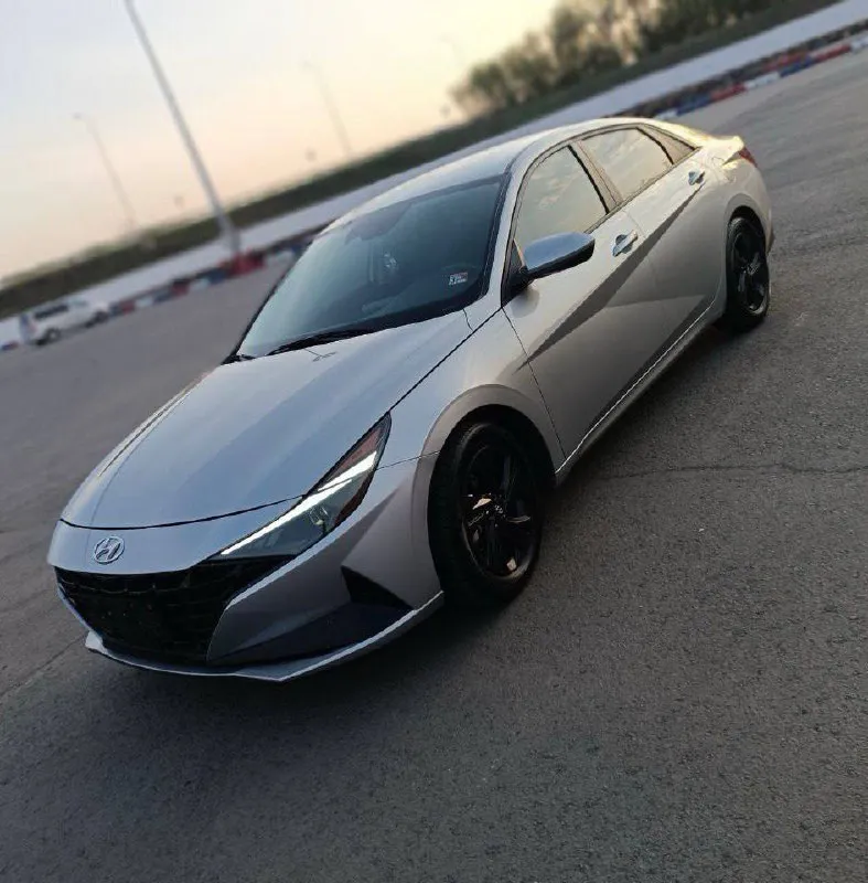 Продам hyundai elantra sport 2021 года. 67000 км. объем двигателя 2.0л. подогрев сидений, подогрев зеркал,2-x зонный климат-контроль, мультируль, адаптивный круиз-контроль, камера заднего вида, старт-стоп, бесключевой доступ, система курсовой устойчивости (стабилизации). электронная приборка, цветной дисплей с wi-fi и интеграцией android/apple (carplay), акустика, aux, bluetooth, usb, gps (система смм), голосовое управление. беспородная зарядка. автозапуск, подушки безопасности (airbag), abs, esp. электро ручник/auto hold, датчик света, датчик дождя, авто дальний. дистроник, удержание в полосе и датчик слепых зон. датчик давления шин с показаниями каждого колеса на экране. аварийное торможение при угрозе столкновения -масла, фильтра поменяны 2 190 000 руб. торг. +7 949 77 88 099 📲 tg: р т 📞 звоните: +7(949)7788099 - фотография - 4