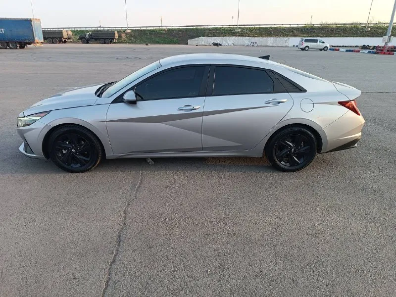 Продам hyundai elantra sport 2021 года. 67000 км. объем двигателя 2.0л. подогрев сидений, подогрев зеркал,2-x зонный климат-контроль, мультируль, адаптивный круиз-контроль, камера заднего вида, старт-стоп, бесключевой доступ, система курсовой устойчивости (стабилизации). электронная приборка, цветной дисплей с wi-fi и интеграцией android/apple (carplay), акустика, aux, bluetooth, usb, gps (система смм), голосовое управление. беспородная зарядка. автозапуск, подушки безопасности (airbag), abs, esp. электро ручник/auto hold, датчик света, датчик дождя, авто дальний. дистроник, удержание в полосе и датчик слепых зон. датчик давления шин с показаниями каждого колеса на экране. аварийное торможение при угрозе столкновения -масла, фильтра поменяны 2 190 000 руб. торг. +7 949 77 88 099 📲 tg: р т 📞 звоните: +7(949)7788099 - фотография - 5