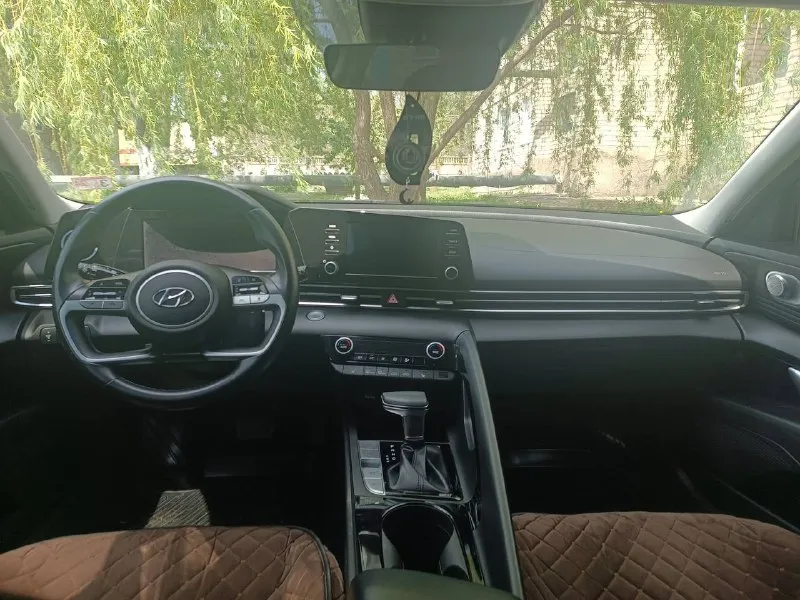 Продам hyundai elantra sport 2021 года. 67000 км. объем двигателя 2.0л. подогрев сидений, подогрев зеркал,2-x зонный климат-контроль, мультируль, адаптивный круиз-контроль, камера заднего вида, старт-стоп, бесключевой доступ, система курсовой устойчивости (стабилизации). электронная приборка, цветной дисплей с wi-fi и интеграцией android/apple (carplay), акустика, aux, bluetooth, usb, gps (система смм), голосовое управление. беспородная зарядка. автозапуск, подушки безопасности (airbag), abs, esp. электро ручник/auto hold, датчик света, датчик дождя, авто дальний. дистроник, удержание в полосе и датчик слепых зон. датчик давления шин с показаниями каждого колеса на экране. аварийное торможение при угрозе столкновения -масла, фильтра поменяны 2 190 000 руб. торг. +7 949 77 88 099 📲 tg: р т 📞 звоните: +7(949)7788099 - фотография - 8