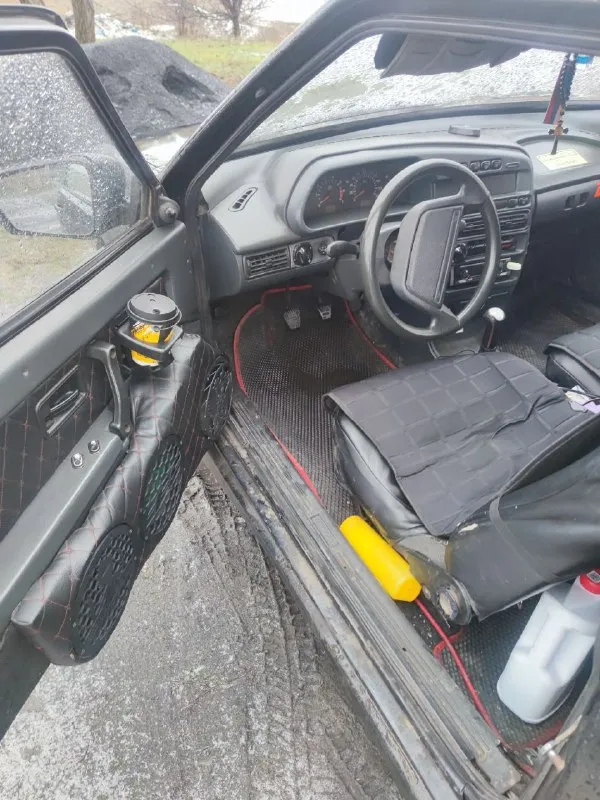 Продам 13 год 2008 резина зима на лада дисках двигатель не дымит, не троит, тянет очень хорошо установлен коллектор субарусаунд, прямая трасса и глушитель субару блок эбу прошит отсечки на ходу нет, попкорн на 4 тысячах не на передаче коробка передач новая отъездил 2 месяца на ней нареканий нет поворотники, свет, туманки всё работает варить красить ничего не надо машина переварена и обработана полностью разбиралась и пересобиралась доедет куда захочешь в дверях установлены по 3 двадцатки арнольды 2 усилителя на фронт общая сума 2,5 кв установлено 2 саббуфера 12шки soundmax по 1700в пиковой мощ. короб 90л на трубе моноблок magnum 2 кв отлично справляется с двумя двинашками. все вопросы по телефону +79494658985. цена 250 хороший торг у капота - фотография - 3