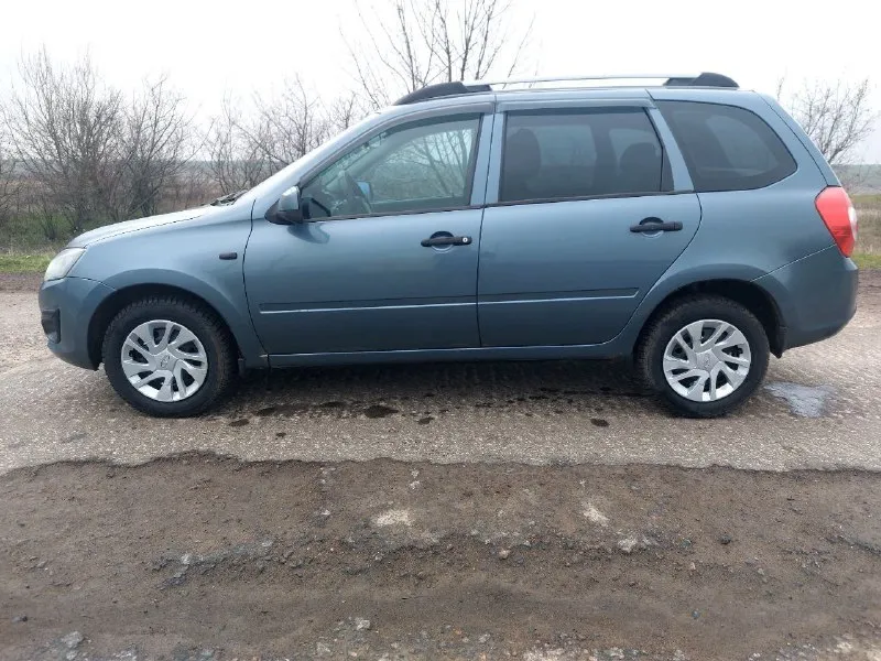 В продаже ваз калина 2 в кузове универсал 2015г. 2 владельца по птс 1.6, 8кл с пробегом 240тыс. км. в авариях не была стекла все родные. техническое состояние на отлично. машина обслужена грм заменён, масло свежее, резина зимняя, летняя имеется. авто с кондиционером, электроусилителем, штатной сигнализацией. цена 550 +79497151738 звоните 📲 tg: kosta 📞 звоните: +7(949)7151738 - фотография - 3