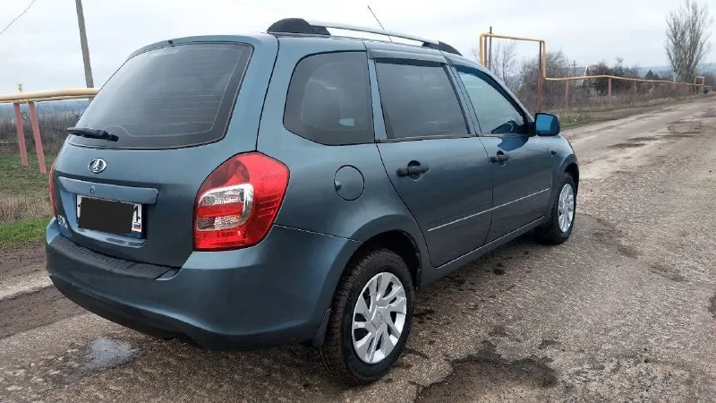 В продаже ваз калина 2 в кузове универсал 2015г. 2 владельца по птс 1.6, 8кл с пробегом 240тыс. км. в авариях не была стекла все родные. техническое состояние на отлично. машина обслужена грм заменён, масло свежее, резина зимняя, летняя имеется. авто с кондиционером, электроусилителем, штатной сигнализацией. цена 550 +79497151738 звоните 📲 tg: kosta 📞 звоните: +7(949)7151738 - фотография - 4