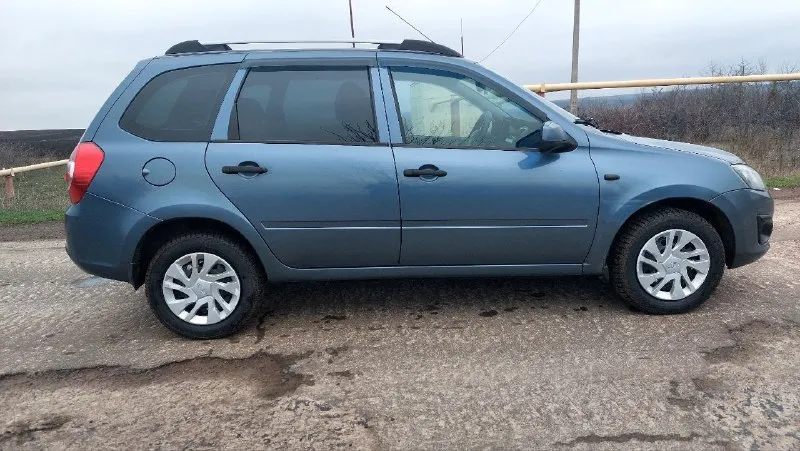 В продаже ваз калина 2 в кузове универсал 2015г. 2 владельца по птс 1.6, 8кл с пробегом 240тыс. км. в авариях не была стекла все родные. техническое состояние на отлично. машина обслужена грм заменён, масло свежее, резина зимняя, летняя имеется. авто с кондиционером, электроусилителем, штатной сигнализацией. цена 550 +79497151738 звоните 📲 tg: kosta 📞 звоните: +7(949)7151738 - фотография - 5