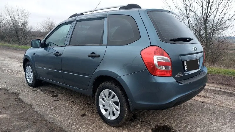 В продаже ваз калина 2 в кузове универсал 2015г. 2 владельца по птс 1.6, 8кл с пробегом 240тыс. км. в авариях не была стекла все родные. техническое состояние на отлично. машина обслужена грм заменён, масло свежее, резина зимняя, летняя имеется. авто с кондиционером, электроусилителем, штатной сигнализацией. цена 550 +79497151738 звоните 📲 tg: kosta 📞 звоните: +7(949)7151738 - фотография - 7