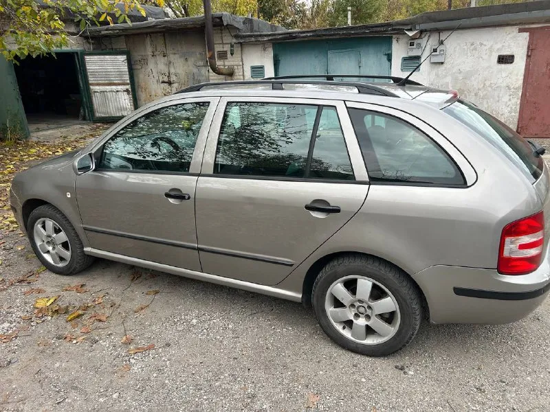 🚗 продаётся комфортный автомобиль универсал skoda fabia mk 1 2007 года выпуска 🔥 атмосферный двигатель объемом 2 литра 🔥🔥🔥обеспечивает динамичное ускорение и удовольствие от вождения. машина была пригнана в 2022г с германии🇩🇪 в автомобиле имеются: ✅ круиз-контроль для комфортного передвижения на дальние расстояния. ✅ кондиционер для приятного климата в салоне. ✅ холодильник в бардачке – удобно хранить напитки и закуски. ✅ магнитофон 4/64 с камерой заднего вида для безопасного маневрирования. ✅ подогрев зеркал и передних сидений для комфорта в любую погоду. ✅ передние стеклоподъемники для удобства управления окнами. ✅ три ключа для дополнительного удобства. автомобиль полностью обслужен, недавно залито свежее масло 5w40 bardal, заменены все фильтра, включая топливный. масло меняется регулярно каждые 6-7 тысяч километров, автомобиль не потребляет масло между заменами. приятный расход топлива:( особенно с нынешними ценам 📲 tg: владислав 📞 звоните: +7(949)3415088 - фотография - 2