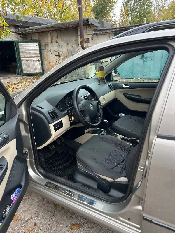 🚗 продаётся комфортный автомобиль универсал skoda fabia mk 1 2007 года выпуска 🔥 атмосферный двигатель объемом 2 литра 🔥🔥🔥обеспечивает динамичное ускорение и удовольствие от вождения. машина была пригнана в 2022г с германии🇩🇪 в автомобиле имеются: ✅ круиз-контроль для комфортного передвижения на дальние расстояния. ✅ кондиционер для приятного климата в салоне. ✅ холодильник в бардачке – удобно хранить напитки и закуски. ✅ магнитофон 4/64 с камерой заднего вида для безопасного маневрирования. ✅ подогрев зеркал и передних сидений для комфорта в любую погоду. ✅ передние стеклоподъемники для удобства управления окнами. ✅ три ключа для дополнительного удобства. автомобиль полностью обслужен, недавно залито свежее масло 5w40 bardal, заменены все фильтра, включая топливный. масло меняется регулярно каждые 6-7 тысяч километров, автомобиль не потребляет масло между заменами. приятный расход топлива:( особенно с нынешними ценам 📲 tg: владислав 📞 звоните: +7(949)3415088 - фотография - 5