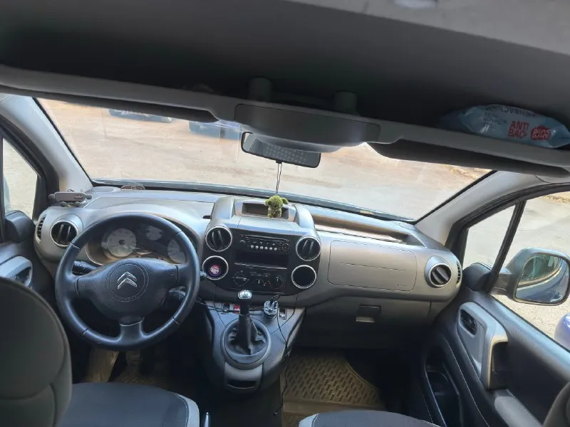 Citroën berlingo год выпуска: 2016 тип кпп: механическая объем двигателя: 1.6 литра тип топлива: бензин пробег: 232 000 км цена: 💥 1 200 000 ₽💥 дополнительная информация: хорошее техническое состояние электрические стеклоподъемники подогревы передних сидений автомобиль полностью обслужен +7 949 009 36 40 📞 звоните: +7(949)0093640 - фотография - 9