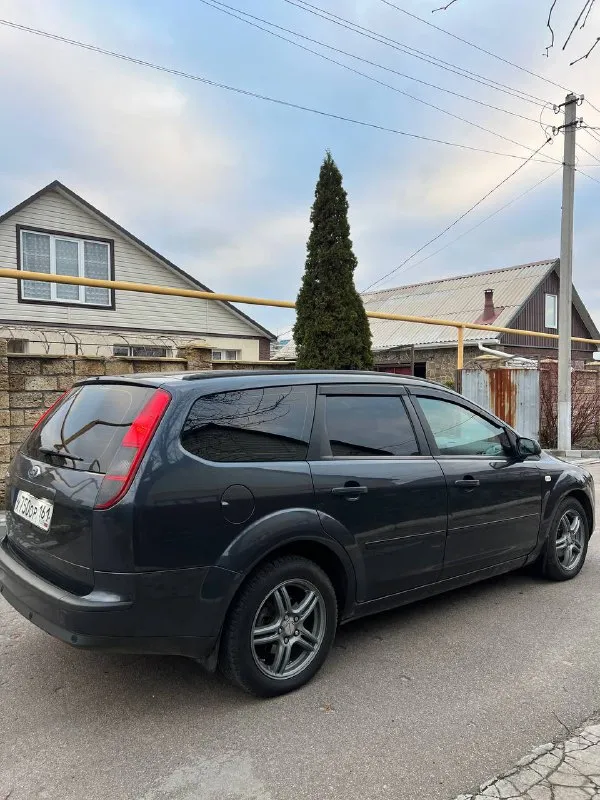 Продам ford focus 2 ghia европеец сборка германия! год: 2007 пробег: 320 родной двигатель 1.6 бензин работает отлично ровно, едет очень хорошо, ходовая отличная без стуков, и прочего, кузов в очень достойном состоянии без гнили и дыр, днище, пороги отличные! дтп не было, везде заводская сборка комплектация ghia богатая с эл. привод сидений, подогревами сидений, зеркал, esp(курсовая устойчивость), круиз контроль, мульт руль, сенсорная мультимедиа, датчик света, и дождя, эл, зеркала, камера заднего вида, задние парктроники, эл. регулировка фар, бортовой компьютер. дисковые тормоза вкруг, отличная зимняя резина! центральный замок, автомобиль ухоженый за все время 2 владельца было, птс оригинал, 3 ключа! очень вместительный универсал документы чистые без штрафов и запретов. вложений не требует полное переоформление! торг есть цена: 570000 📍мариуполь 📞+79496463727 - фотография - 5