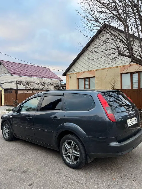 Продам ford focus 2 ghia европеец сборка германия! год: 2007 пробег: 320 родной двигатель 1.6 бензин работает отлично ровно, едет очень хорошо, ходовая отличная без стуков, и прочего, кузов в очень достойном состоянии без гнили и дыр, днище, пороги отличные! дтп не было, везде заводская сборка комплектация ghia богатая с эл. привод сидений, подогревами сидений, зеркал, esp(курсовая устойчивость), круиз контроль, мульт руль, сенсорная мультимедиа, датчик света, и дождя, эл, зеркала, камера заднего вида, задние парктроники, эл. регулировка фар, бортовой компьютер. дисковые тормоза вкруг, отличная зимняя резина! центральный замок, автомобиль ухоженый за все время 2 владельца было, птс оригинал, 3 ключа! очень вместительный универсал документы чистые без штрафов и запретов. вложений не требует полное переоформление! торг есть цена: 570000 📍мариуполь 📞+79496463727 - фотография - 6