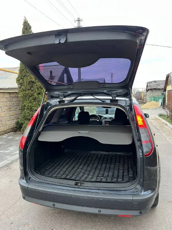 Продам ford focus 2 ghia европеец сборка германия! год: 2007 пробег: 320 родной двигатель 1.6 бензин работает отлично ровно, едет очень хорошо, ходовая отличная без стуков, и прочего, кузов в очень достойном состоянии без гнили и дыр, днище, пороги отличные! дтп не было, везде заводская сборка комплектация ghia богатая с эл. привод сидений, подогревами сидений, зеркал, esp(курсовая устойчивость), круиз контроль, мульт руль, сенсорная мультимедиа, датчик света, и дождя, эл, зеркала, камера заднего вида, задние парктроники, эл. регулировка фар, бортовой компьютер. дисковые тормоза вкруг, отличная зимняя резина! центральный замок, автомобиль ухоженый за все время 2 владельца было, птс оригинал, 3 ключа! очень вместительный универсал документы чистые без штрафов и запретов. вложений не требует полное переоформление! торг есть цена: 570000 📍мариуполь 📞+79496463727 - фотография - 7