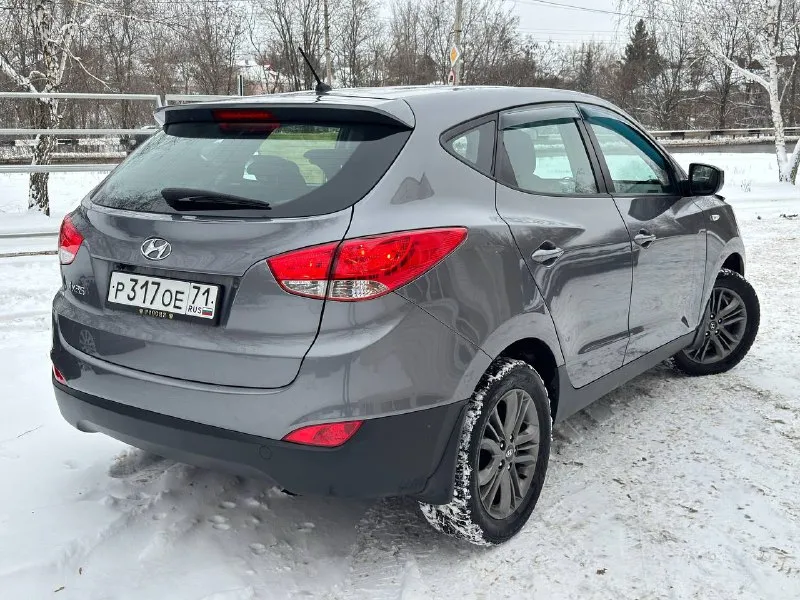 К вашему вниманию hyundai ix35 2014 года мотор 2.0 бензин пробег 185 тыс родного 2 владельца в идеальном состоянии как по кузову так и технически мотор работает отлично тихо без посторонних шумов коробка работает как нужно переключает плавно не пинает не задерживает все в идеале автомобиль в родном окрасе 1-косметический окрас дверь косметика!!! без дтп! все стекла родные !!! кроме лобового в этом автомобиле есть все для комфортной езды. юридически чистый автомобиль!!! продажа по договору купли-продажи или через мрэо!!!! комплектация -датчик света: -датчик дождя: -круиз контроль: -доводчики стёкол: -подогревы всех сидений: -помощь при спуске: -адаптивные фары: -парктроники: -4 стекло подъёмника: -электро зеркала: -подогрев зеркал заднего вида: -бортовой компьютер: -регистрация р. ф 🇷🇺🇷🇺🇷🇺 цена 1 340 000 тел +79495095858 тел +79895435743 телега ватсап 📲 tg: николай н а 📞 звоните: +7(949)5095858 - фотография - 3