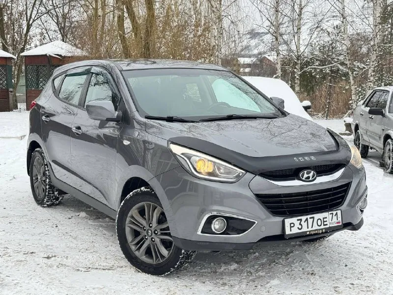К вашему вниманию hyundai ix35 2014 года мотор 2.0 бензин пробег 185 тыс родного 2 владельца в идеальном состоянии как по кузову так и технически мотор работает отлично тихо без посторонних шумов коробка работает как нужно переключает плавно не пинает не задерживает все в идеале автомобиль в родном окрасе 1-косметический окрас дверь косметика!!! без дтп! все стекла родные !!! кроме лобового в этом автомобиле есть все для комфортной езды. юридически чистый автомобиль!!! продажа по договору купли-продажи или через мрэо!!!! комплектация -датчик света: -датчик дождя: -круиз контроль: -доводчики стёкол: -подогревы всех сидений: -помощь при спуске: -адаптивные фары: -парктроники: -4 стекло подъёмника: -электро зеркала: -подогрев зеркал заднего вида: -бортовой компьютер: -регистрация р. ф 🇷🇺🇷🇺🇷🇺 цена 1 340 000 тел +79495095858 тел +79895435743 телега ватсап 📲 tg: николай н а 📞 звоните: +7(949)5095858 - фотография - 4