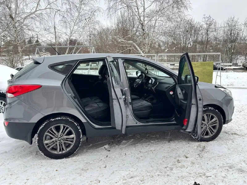 К вашему вниманию hyundai ix35 2014 года мотор 2.0 бензин пробег 185 тыс родного 2 владельца в идеальном состоянии как по кузову так и технически мотор работает отлично тихо без посторонних шумов коробка работает как нужно переключает плавно не пинает не задерживает все в идеале автомобиль в родном окрасе 1-косметический окрас дверь косметика!!! без дтп! все стекла родные !!! кроме лобового в этом автомобиле есть все для комфортной езды. юридически чистый автомобиль!!! продажа по договору купли-продажи или через мрэо!!!! комплектация -датчик света: -датчик дождя: -круиз контроль: -доводчики стёкол: -подогревы всех сидений: -помощь при спуске: -адаптивные фары: -парктроники: -4 стекло подъёмника: -электро зеркала: -подогрев зеркал заднего вида: -бортовой компьютер: -регистрация р. ф 🇷🇺🇷🇺🇷🇺 цена 1 340 000 тел +79495095858 тел +79895435743 телега ватсап 📲 tg: николай н а 📞 звоните: +7(949)5095858 - фотография - 7