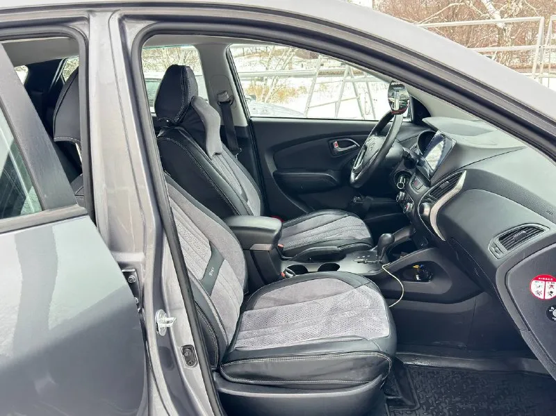 К вашему вниманию hyundai ix35 2014 года мотор 2.0 бензин пробег 185 тыс родного 2 владельца в идеальном состоянии как по кузову так и технически мотор работает отлично тихо без посторонних шумов коробка работает как нужно переключает плавно не пинает не задерживает все в идеале автомобиль в родном окрасе 1-косметический окрас дверь косметика!!! без дтп! все стекла родные !!! кроме лобового в этом автомобиле есть все для комфортной езды. юридически чистый автомобиль!!! продажа по договору купли-продажи или через мрэо!!!! комплектация -датчик света: -датчик дождя: -круиз контроль: -доводчики стёкол: -подогревы всех сидений: -помощь при спуске: -адаптивные фары: -парктроники: -4 стекло подъёмника: -электро зеркала: -подогрев зеркал заднего вида: -бортовой компьютер: -регистрация р. ф 🇷🇺🇷🇺🇷🇺 цена 1 340 000 тел +79495095858 тел +79895435743 телега ватсап 📲 tg: николай н а 📞 звоните: +7(949)5095858 - фотография - 9